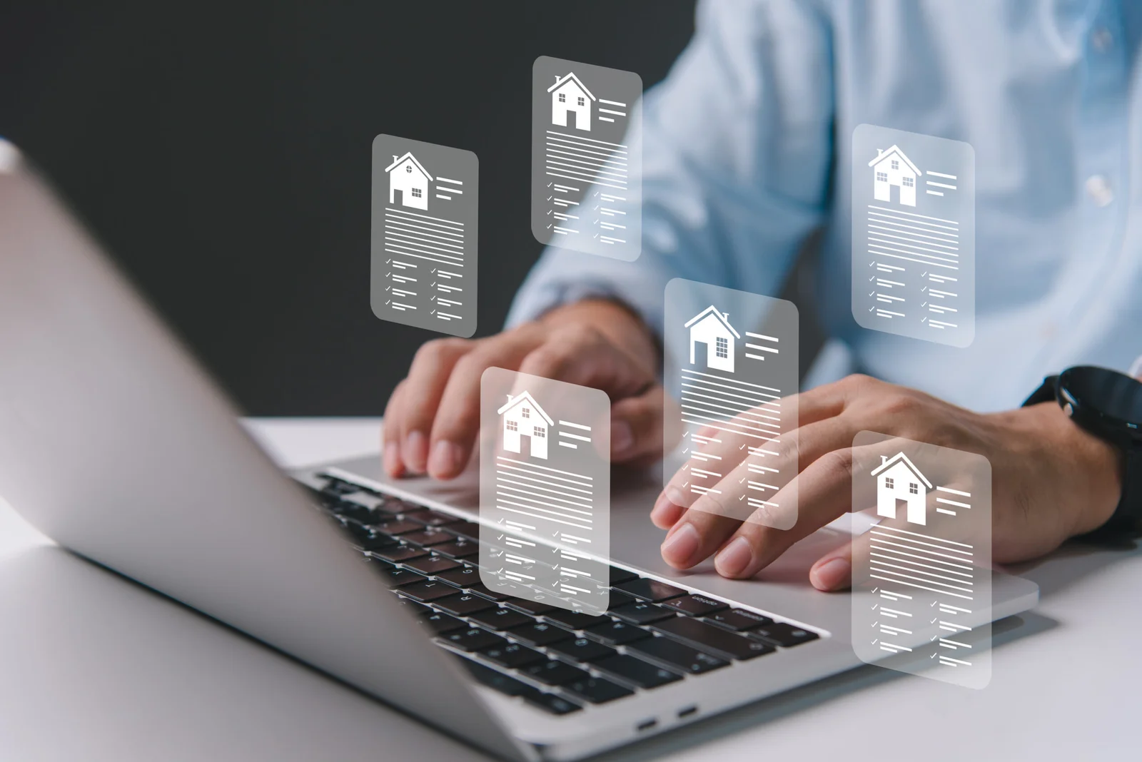 Profissional com hologramas de propriedades imobiliárias